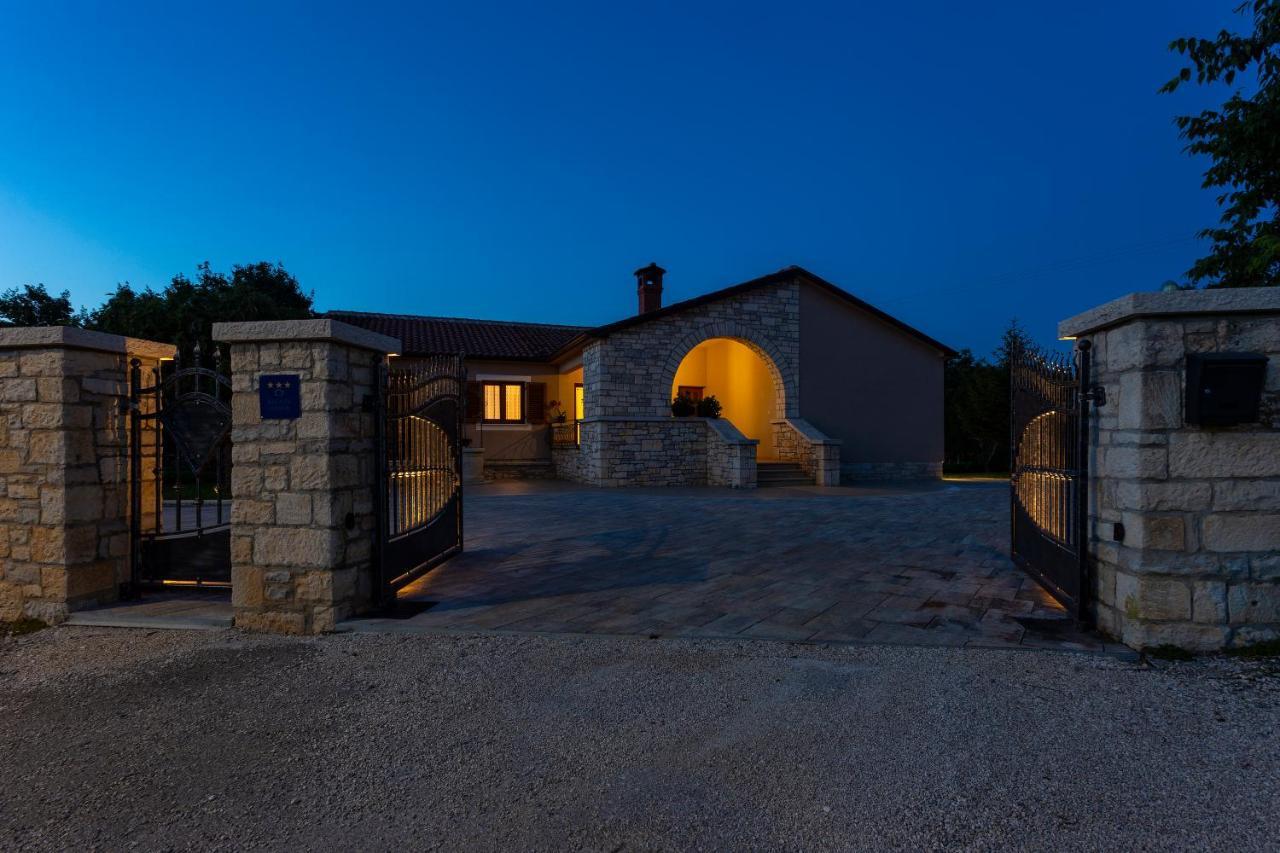 Villa Krizanci Zminj Exterior photo